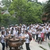 参加2015年夏令营活动的越桥青年在雄王寺庙上香​ 