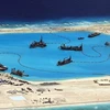 中国在越南长沙群岛十字岛礁进行非法填海造岛行为。（图片来源： EPA）
