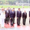 达契安·乔洛什总理在胡志明主席陵敬献花圈。（图片来源：越通社）