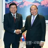 越南政府总理阮春福会见老挝总理通伦