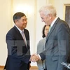 越南驻德国大使段春兴与巴符州州长温弗里德克莱驰曼。