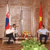 斯洛伐克总理罗伯特·菲乔与岘港市人民委员会主席黄德诗（图片来源：越通社）