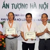 组委会向获奖者颁发银奖（图片来源：越南人民报）