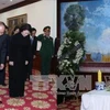 越南政府总理阮春福率团前往老挝驻越南大使馆悼念沙曼·维亚吉同志（图片来源：越通社）