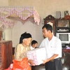 富寿省代表向英雄母亲送上慰问品（图片来源：越通社）