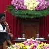 张氏梅部长与维多利亚•克瓦交谈。（图片来源：越南电视台）