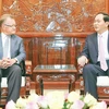 越南国家主席陈大光​与前哈佛商学院副院长约翰·奎尔奇（图片来源：越通社）