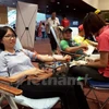 参加2016年“红色之旅”的志愿者参加献血（图片来源：越通社）