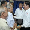 越南国家主席陈大光与胡志明市第一郡选民接触（图片来源：越通社）
