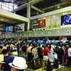 因遭黑客攻陷，内排国际机场航班显示屏一同关闭，诸多乘客正在等待办理登记手续。