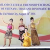 越泰友好文化交流活动的一个表演节目（图片来源：baoquocte.vn） 