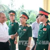 越南政府总理阮春福走访慰问越南人民军第四军区干部战士（图片来源：越通社）