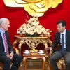 越南友好组织联合会副主席敦俊峰会见美国人道援助基金会主席雷尼·戴维斯（图片来源：越通社）
