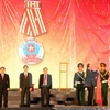 阮春福总理授予三圻市三级独立勋章。