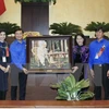 越南国会主席阮氏金银会见全国445名模范青年代表 （图片来源：越通社）