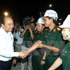 阮春福总理与施工人员亲切握手​ 