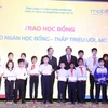 越南电信公司MOBIPHONE向林同省贫困生发放助学金。