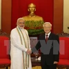 越共中央总书记阮富仲​与印度总理纳伦德拉•莫迪亲切握手（图片来源：越通社）