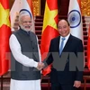 越南政府总理阮春福与印度总理纳伦德拉•莫迪亲切握手（图片来源：越通社）