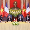越南国家主席陈大光和法国总统弗朗索瓦·奥朗德出席两国合作文件签字仪式（图片来源：越通社）