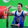 越南举重运动员黎文功在2016年夏季残疾人奥林匹克运动会摘下首枚金牌（图片来源：越通社） 