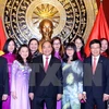 阮春福总理与越南驻华大使馆干部人员及旅居北京越南人社群​合影（图片来源：越通社）
