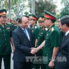 阮春福总理走访慰问越南人民军第三军区干部战士（图片来源：越通社）