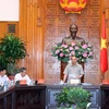 越南政府总理阮春福与金瓯省主要领导干部在政府总部举行会议（图片来源：越通社） 