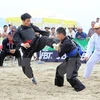 附图：越南班卡苏拉运动员武文坚（左）在男子55公斤级击败菲律宾运动员Jacizen Abad（右）（图片来源：越通社）