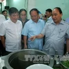 越南政府总理阮春福率团走访一家河粉店（图片来源：越通社）