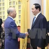 陈大光主席（右）与日本民间外交推进协会副会长中垣佳彦（左）亲切握手