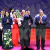 阮春福总理向2016年模范企业家授予喠圣奖杯（图片来源：越通社）