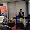 越南驻澳大利亚大使梁青毅在研讨会上发表讲话时（图片来源：越通社）