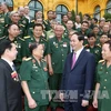 越南国家主席陈大光会见老战士们（图片来源：越通社）