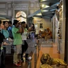 第42届东南亚与日本青年之船活动的青年代表参观胡志明市博物馆。