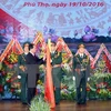 陈大光主席在第二军区武装力量传统旗上佩戴一级军功勋章（图片来源：越通社）