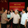 越共中央总书记阮富仲接触选民（图片来源于《越南之声广播电台》）