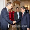 胡志明市人民委员会主席阮成峰会见了马尔滕·范登博格副部长（图片来源：越通社）