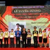 张和平副总理为优秀年轻干部颁奖（图片来源：tuoitre.vn）