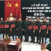 军队艺术文化大学领导的代表向老挝学员颁发毕业证书（图片来源：人民军队报）