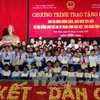 越南国家副主席邓氏玉盛向乂安省贫困生颁发励志奖学金（图片来源：越通社）