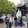 游客们参观河内市一柱寺。