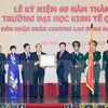 阮春福总理向越南国民经济大学颁发一级劳动勋章。
