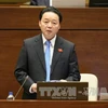 国会代表听取自然资源与环境部部长陈红河回答国会代表的质询。