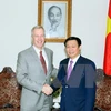 越南政府副总理王庭惠与美国驻越南大使特德·奥修斯（图片来源：越通社）