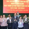 越南政府总理阮春福向贫困家庭和个人赠送慰问品（图片来源: 越通社）