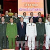 张和平副总理同参与开学典礼代表合影留念。（图片来源：越通社）