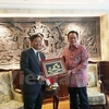 越南驻印尼特命全权大使黄英俊与印尼地方代表理事会主席伊尔曼·古斯曼（图片来源：vietnam+)
