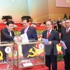 越南党国家领导进行投票选举越共十二届中央委员会委员（图片来源：越通社）