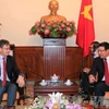 越共中央政治局委员、政府副总理兼外交部长范平明与老挝新任驻越大使通沙湾 · 丰威汉